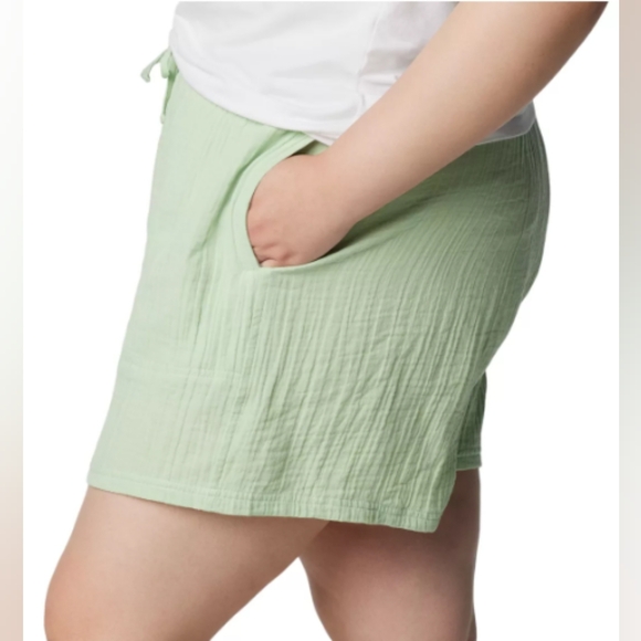 COLUMBIA Light Green Holly Hideaway Breezy Shorts - Plus Size 1X (NWT) - Picture 1 of 10
